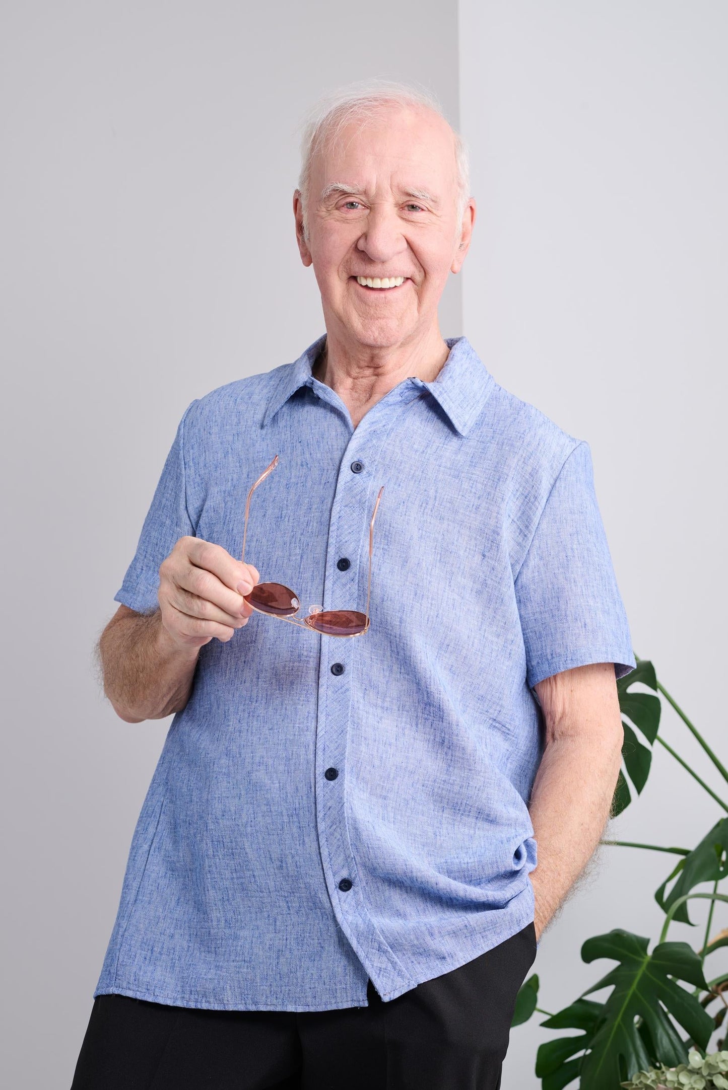 Perfect for those looking for comfort and versatility. Made with a light fabric, this short sleeve shirt offers easy movement and breathability. The solid jeans blue color adds a touch of style to any outfit. Stay comfortable and stylish with this adaptiv