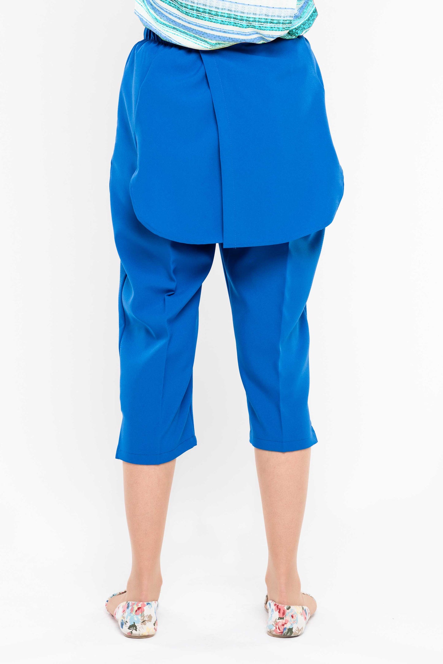 Stay cool and comfortable this summer with our adaptive capri. With a unique rear opening and dual panels to cover undergarments, this capri is perfect for warm weather. Made of machine-washable polyester, it's easy to care for and will keep you looking s