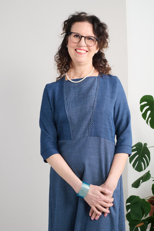 adaptive-dress-3/4-sleeved-strip-This adaptive dress offers both style and functionality with 3/4 sleeves and a linen look. The striped and solid color combo adds a touch of versatility to any wardrobe. The open back and metal snaps provide ease and comfo